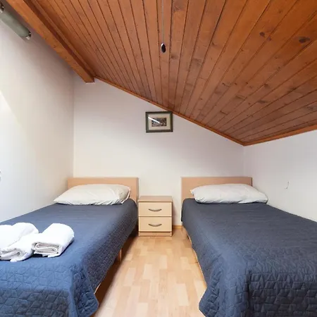 Ferienhaus Mit Privatpool Fuer 4 Personen Ca 85 Qm In Privlaka, Dalmatien Norddalmatien *
