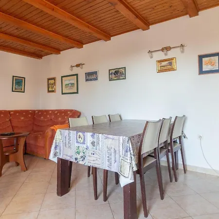 Mit Privatpool Fuer 4 Personen Ca 85 Qm In Privlaka, Dalmatien Norddalmatien