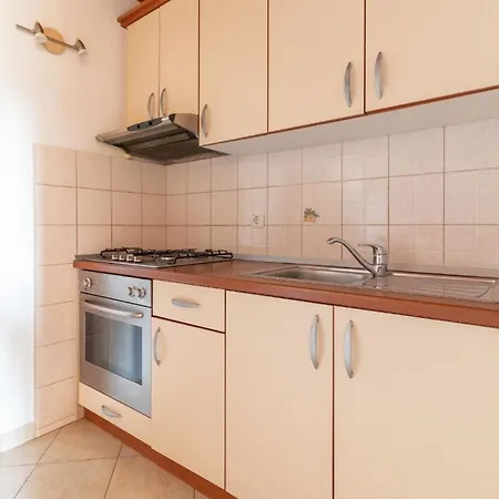 Mit Privatpool Fuer 4 Personen Ca 85 Qm In Privlaka, Dalmatien Norddalmatien *