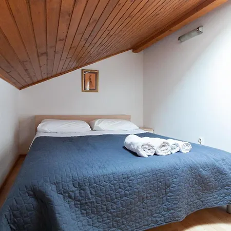 Mit Privatpool Fuer 4 Personen Ca 85 Qm In Privlaka, Dalmatien Norddalmatien