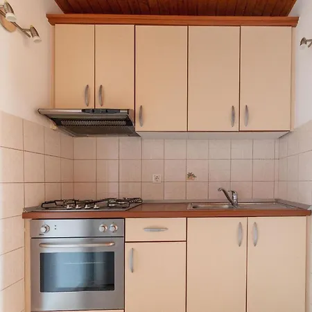Mit Privatpool Fuer 4 Personen Ca 85 Qm In Privlaka, Dalmatien Norddalmatien *