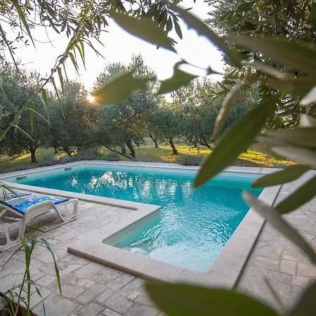 Mit Privatpool Fuer 4 Personen Ca 85 Qm In Privlaka, Dalmatien Norddalmatien * Privlaka (Zadar)