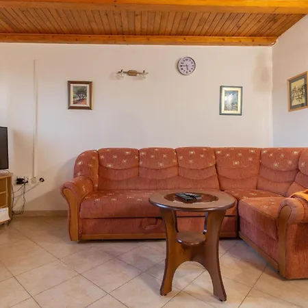 Mit Privatpool Fuer 4 Personen Ca 85 Qm In Privlaka, Dalmatien Norddalmatien