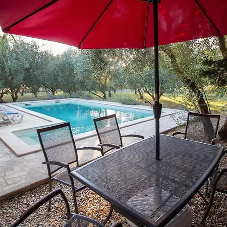 Ferienhaus Mit Privatpool Fuer 4 Personen Ca 85 Qm In Privlaka, Dalmatien Norddalmatien